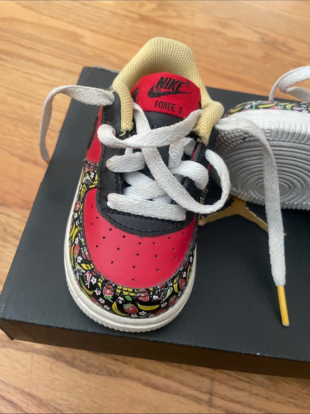 Nike Kids Red, Black & Yellow Floral-Trim Sneakers
